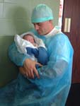 Dans les bras de papa déguisé en docteur